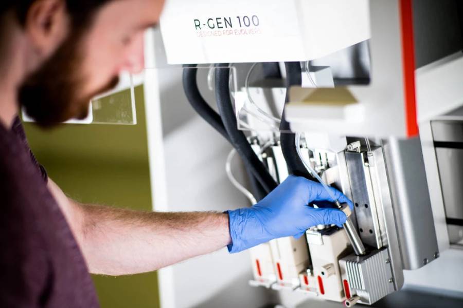 Homem a usar a biompressora 3D RegenHU R-Gen 100