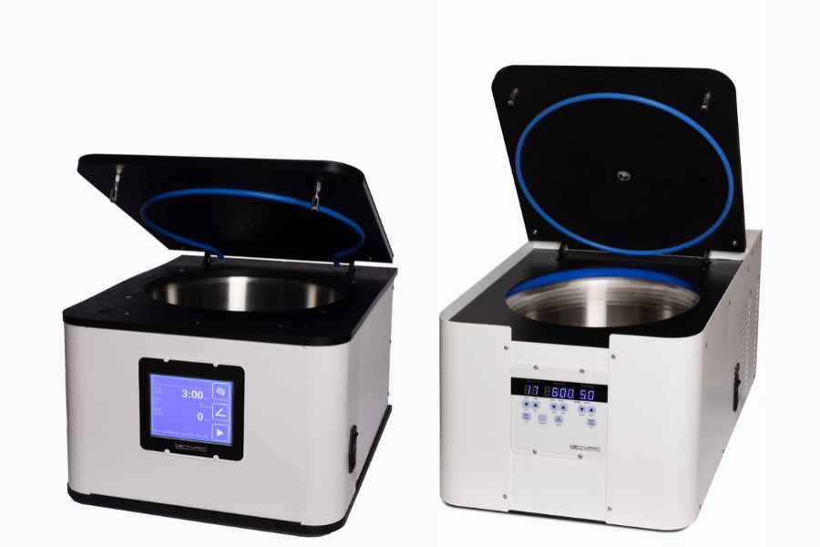 Centrífugas Pro Analytical Medium da Centurion com painéis LCD e LED e tampas abertas, disponíveis na Paralab.